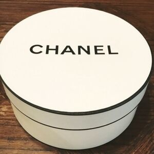 ❗Authentic CHANEL White Black Trim Round Hat Box❗